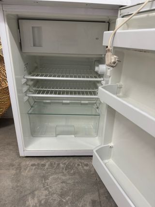 Nevera pequeña blanca