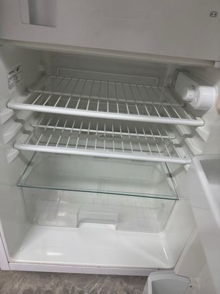 Nevera pequeña blanca