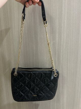 Bolso negro con cadena dorada