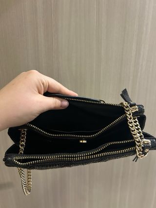 Bolso negro con cadena dorada