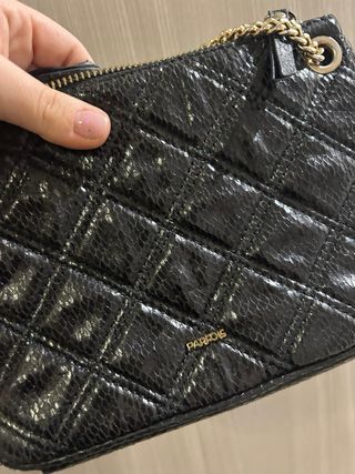 Bolso negro con cadena dorada