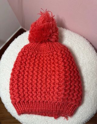 Cappello lana con pompon corallo