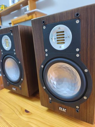 Altavoces ELAC Marrones