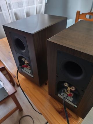 Altavoces ELAC Marrones