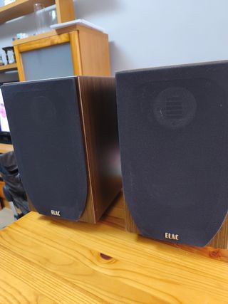 Altavoces ELAC Marrones