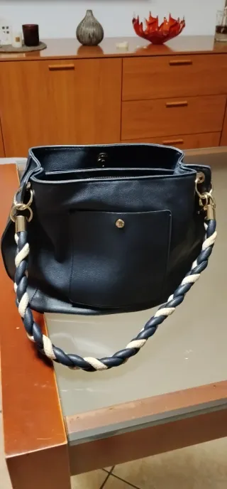 Borsa blu con manici intrecciati