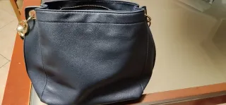 Borsa blu con manici intrecciati