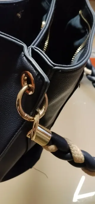 Borsa blu con manici intrecciati