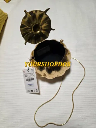 Clutch efecto metalizado Zara