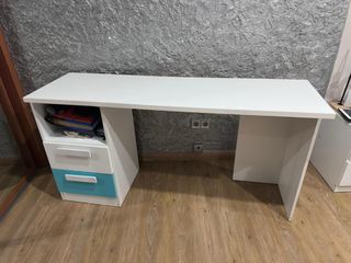 Escritorio blanco y turquesa