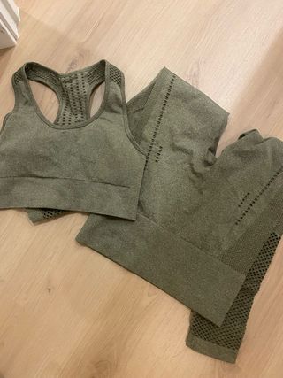 Conjunto deportivo verde. Gym, top, mallas