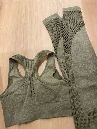 Conjunto deportivo verde. Gym, top, mallas