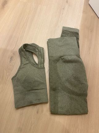 Conjunto deportivo verde. Gym, top, mallas