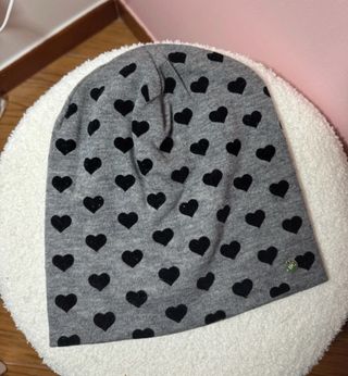 Cappello ragazza con cuori neri