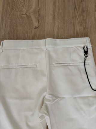 Pantalón vestir moderno niño blanco. Talla XS.
