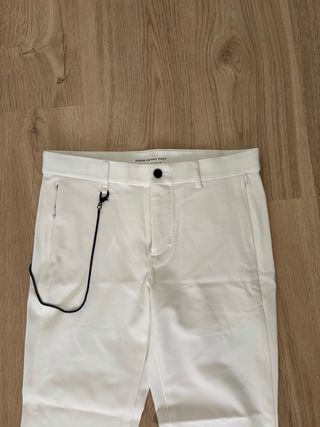 Pantalón vestir moderno niño blanco. Talla XS.