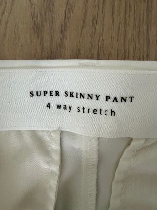 Pantalón vestir moderno niño blanco. Talla XS.