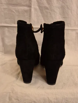 Botín Zara ante negro