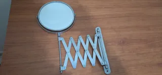 Espejo de baño extensible plateado