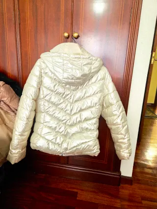 Cazadora acolchada beige impermeable