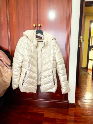 Cazadora acolchada beige impermeable