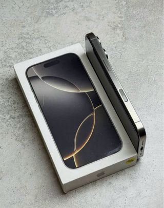 iPhone 16 Pro Max 256GB – Como nuevo (99% batería)