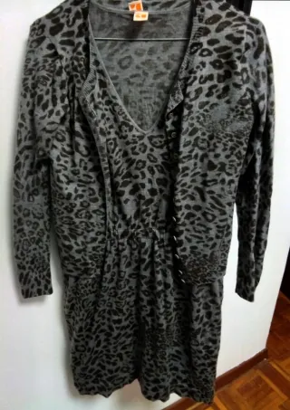 Vestido y chaqueta gris con estampado de leopardo.