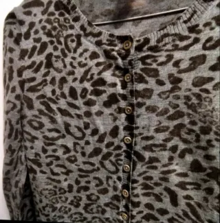 Vestido y chaqueta gris con estampado de leopardo.