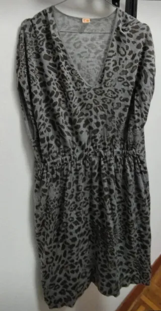 Vestido y chaqueta gris con estampado de leopardo.