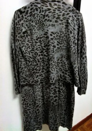 Vestido y chaqueta gris con estampado de leopardo.