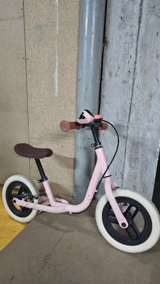Bicicleta sin pedales rosa