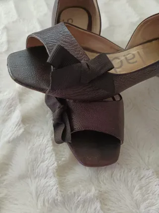Zapatos abiertos de piel con lazo