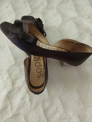 Zapatos abiertos de piel con lazo