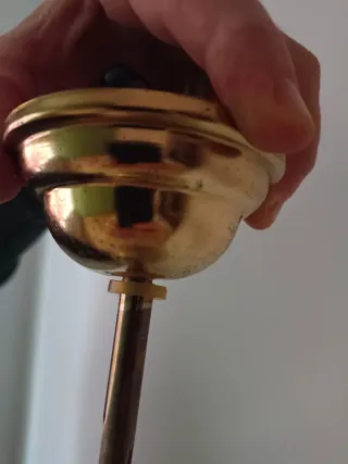 Lámpara colgante dorada y cristal blanco