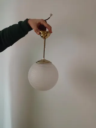 Lámpara colgante dorada y cristal blanco