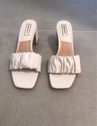 Sandalias blancas tacón