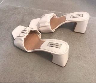 Sandalias blancas tacón