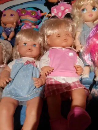 Lote de muñecas variadas