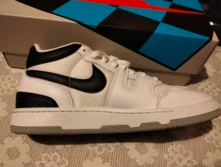 Zapatillas Nike Attack,Blancas y Negras