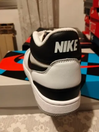 Zapatillas Nike Attack,Blancas y Negras