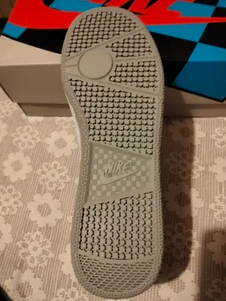 Zapatillas Nike Attack,Blancas y Negras