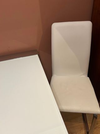 Mesa de cristal con 4 sillas