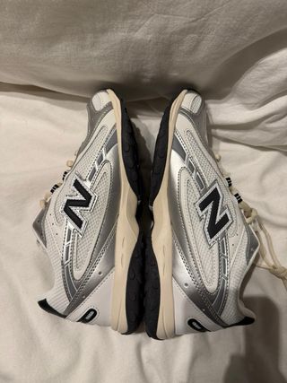 New Balance 204L Plata y Blanco