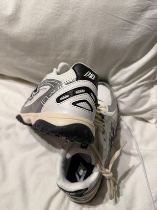 New Balance 204L Plata y Blanco