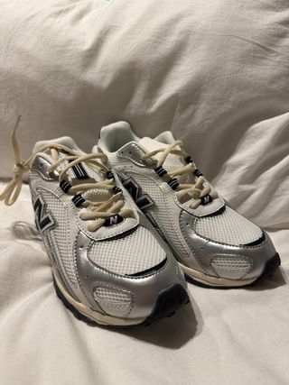 New Balance 204L Plata y Blanco