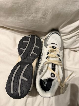 New Balance 204L Plata y Blanco