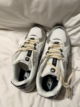 New Balance 204L Plata y Blanco