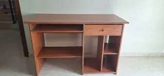 Escritorio de madera con cajón y estantes