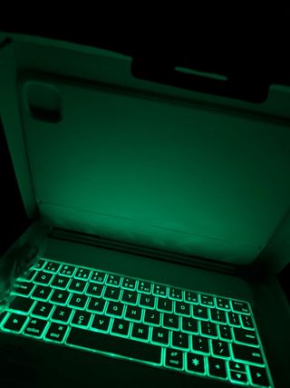 Custodia con tastiera retroilluminata per iPad 11 Pro