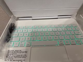 Custodia con tastiera retroilluminata per iPad 11 Pro